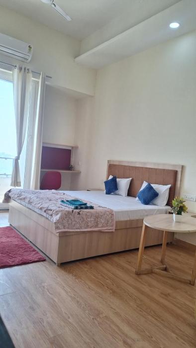 Budget Friendly Escape with skyline- Gaur City