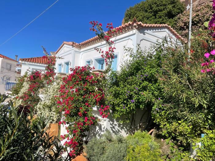 Stunning 1 bed Poros house presented by Lazydaze.