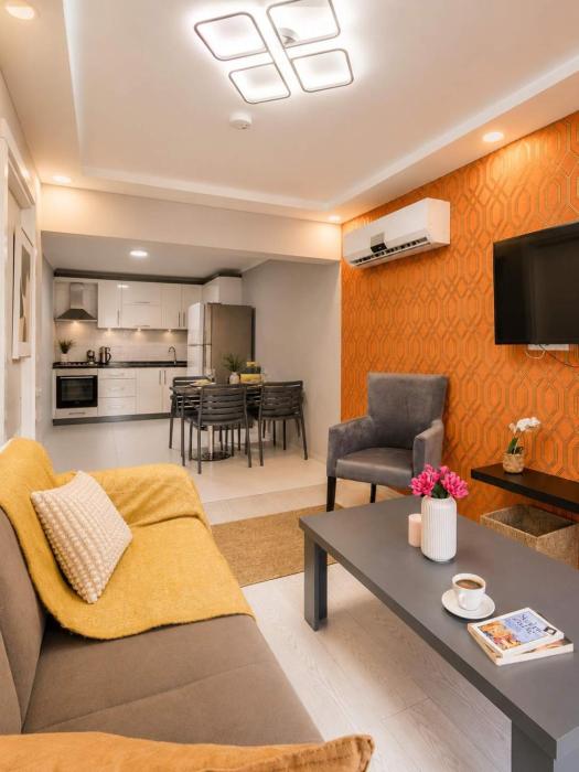 Hadrian Modern Amber Apartment in Prime Old Town Location