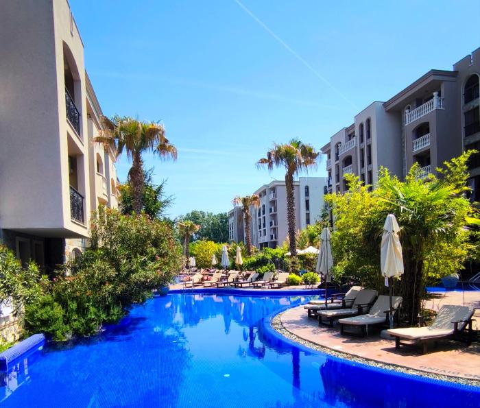 Cascadas, Studio apartment with a pool view