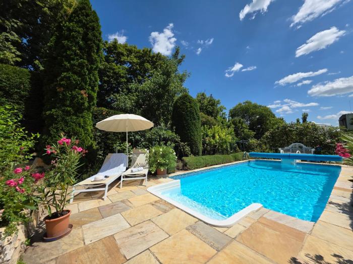Bellevue Apartment with AC & heating & terrace