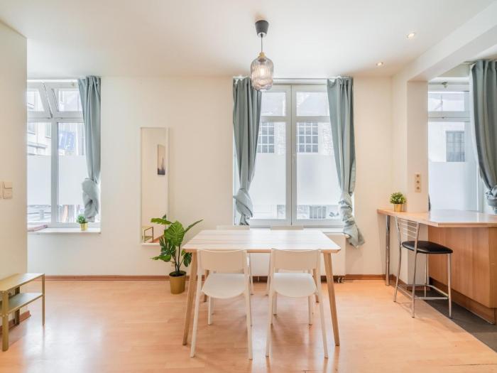 Lively City Getaway for 10 Near Meir