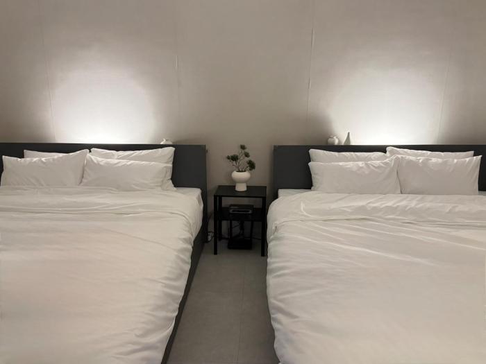 3-minute walk to Seowon Station, 2 Rooms, 10 minutes to Sillim Station, 25 minutes to Hongik University Station & Gangnam Station, 30 minutes to Yongsan Station