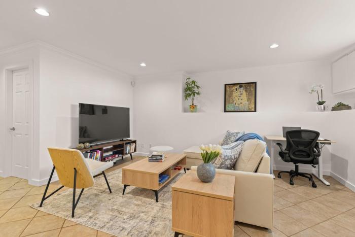 Modern 2BR near UBC, 10 min to downtown