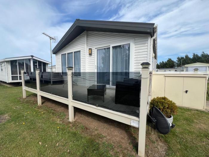 Stunning Lodge Boasting Large Decking Area At California Cliffs Ref 50008L