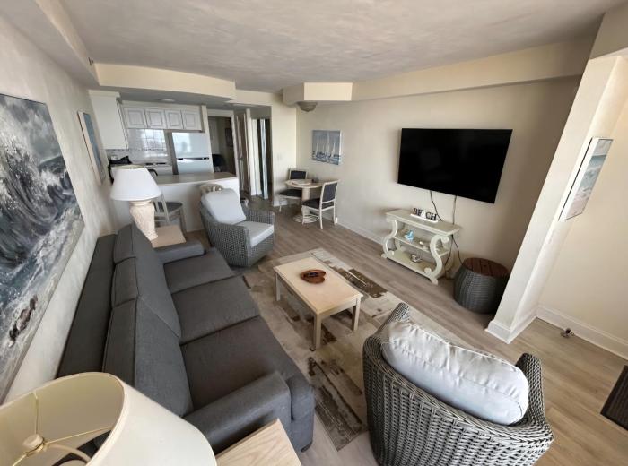 Spacious 1bdrm direct oceanfront wprivate balcony