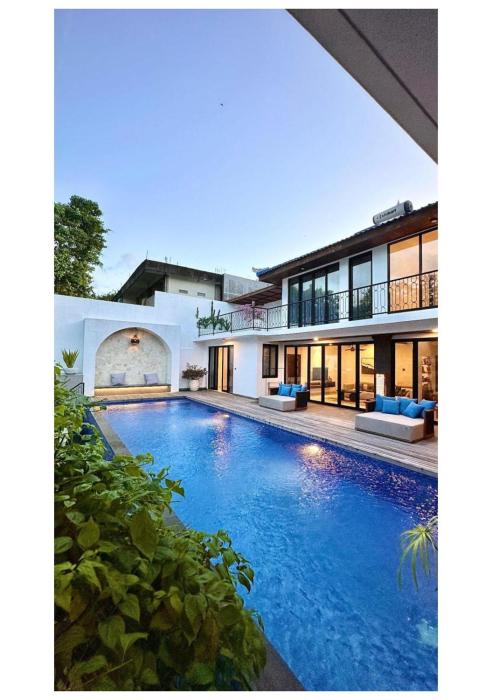 Casa Gong Jimbaran 5 Bedroom Oasis with Pool Rooftop near GWK