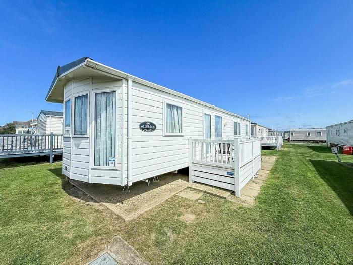 Brilliant 6 Berth Caravan For Hire With Decking By The Norfolk Coast Ref 50064G