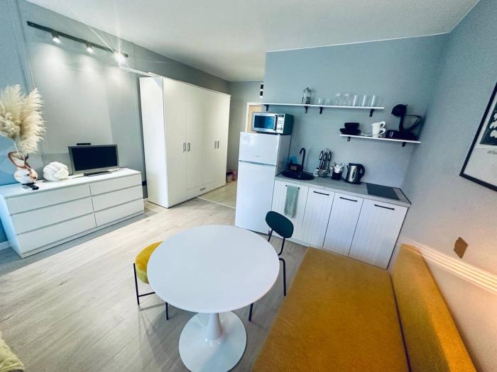 Modern Studio with pool view