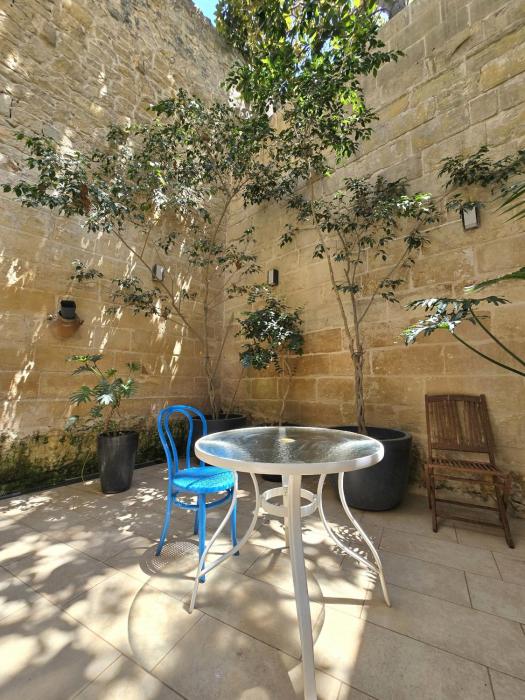 Studio in a traditional guest house, with private yard and shared roof terrace GOTWN1-8