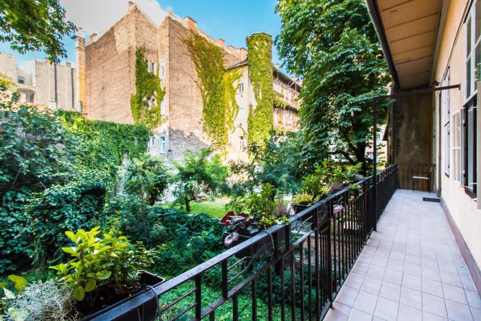 Chestnut Garden Apartment in historic downtown with AC