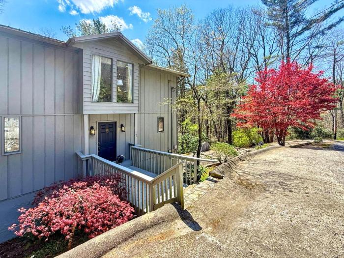 2 Bedroom Highlands Home with Fireplace and Mountain Views