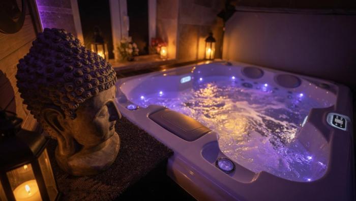 Love and Côte Love room avec jacuzzi et sauna privé