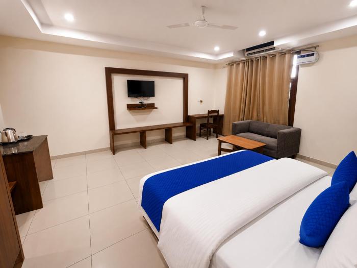 Hotel Balzano Suites Patiala !! Steps from Bus Stand ! Near Punjabi University ! Free Parking