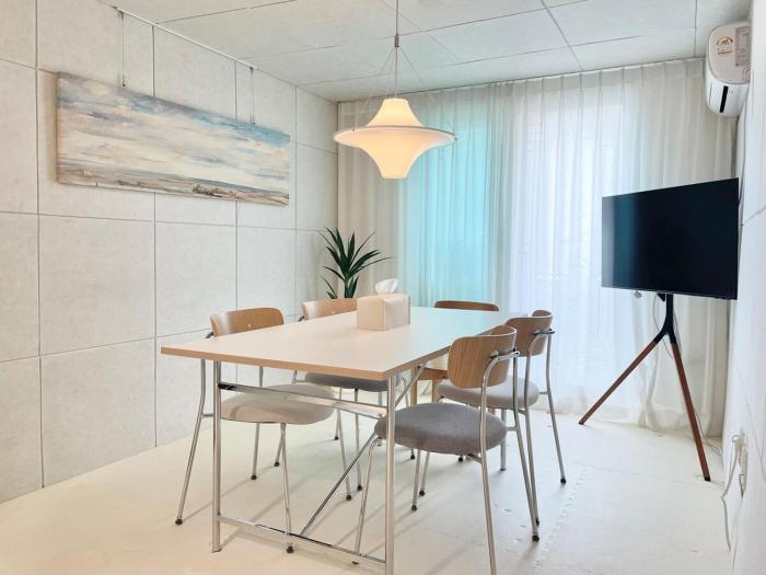 Seoul Station, Airport Railroad 3 mins walk , KTX, 4-8 people, Hongdae, DDP