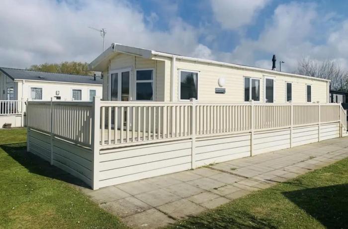 Homely 6 Berth Caravan With Large Decking At Manor Park In Hunstanton Ref 23020C