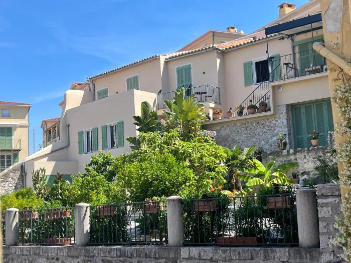 Lovely apartment in Vieux-Nice with Terrace, Garden and AC - 10 min to beaches and Promenade des Anglais