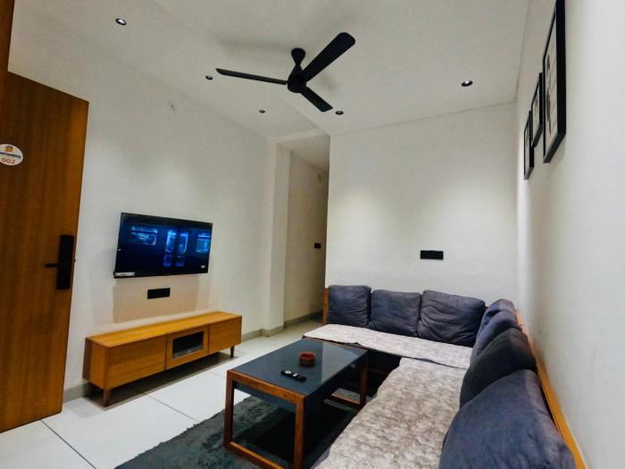 Premium 2BHK Stay in Vijay Nagar - Free Parking & WiFi