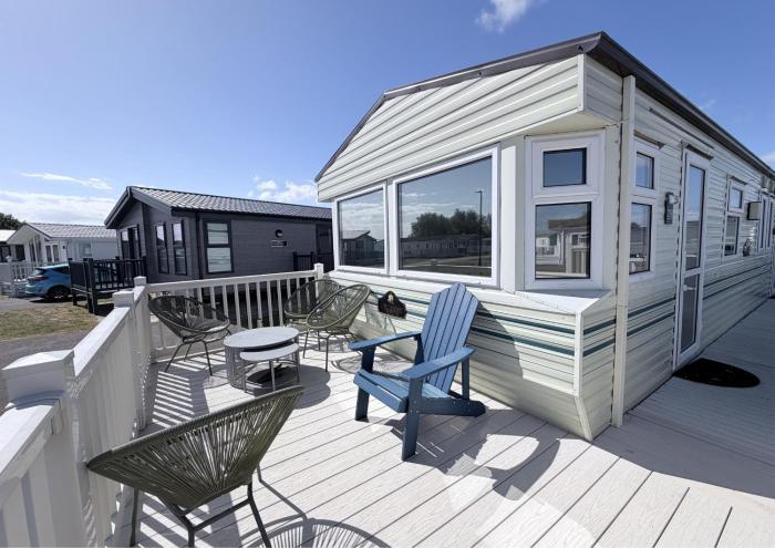 Lovely Caravan For Hire With Large Decking Area In Hunstanton Ref 23218K