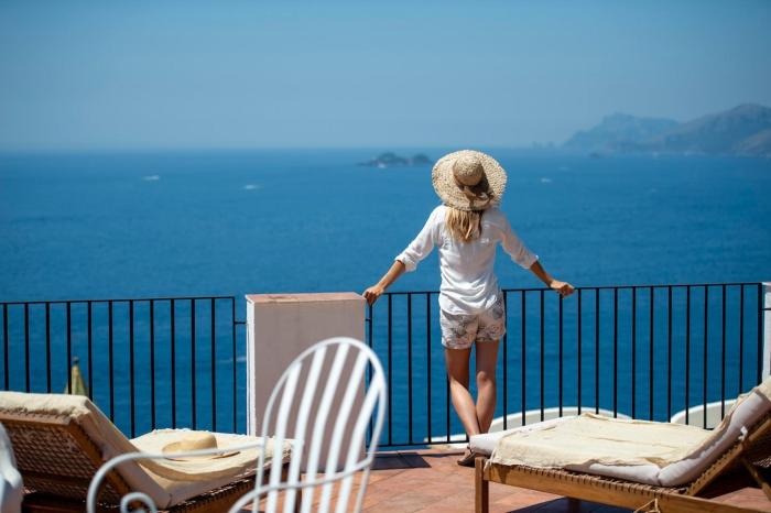 Sea Views, Private Garden in the Heart of Praiano