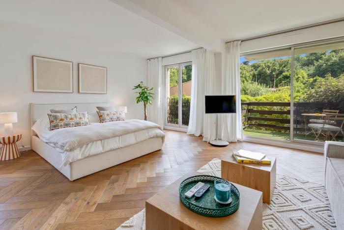 5 minutes from the port - large & beautiful studio - pool & parking