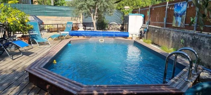 Studio cosy à Robion de 20 m² avec piscine privée