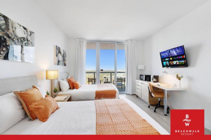 Chic Studio Intracoastal View & Balcony