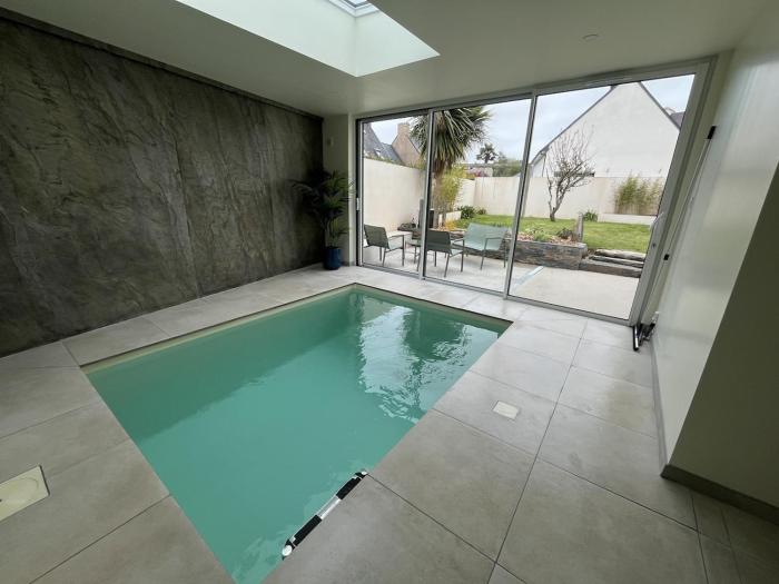 maison familiale piscine intérieure séjour calme