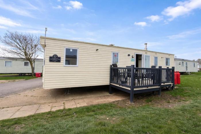 Superb 8 Berth Caravan At Sand Le Mere Holiday Park, Yorkshire Ref 71003I