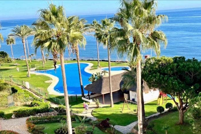 MI CAPRICHO BEACHFRONT 412 - Apartment with terrace and private garden by the sea