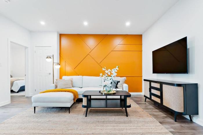 New 2-Bedroom Suite Walk to the Falls Parking & Sleeps 4