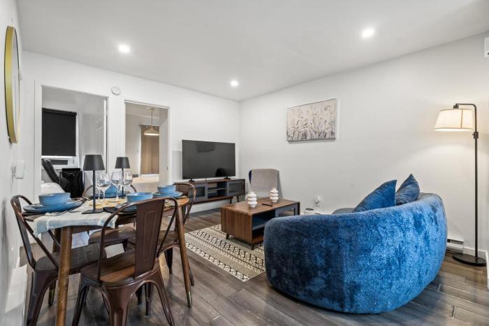 Luxury Downtown Apartment with 2 Queen Beds