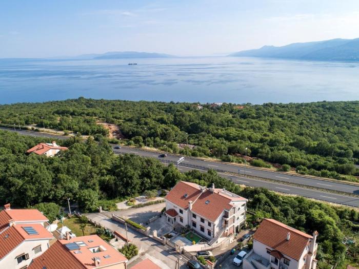 Apartments with parking space Rijeka - 27193