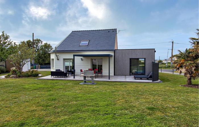 Beach Front Home In Ploudalmézeau With Wifi