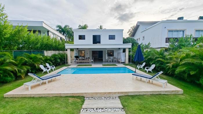 Villa Antonia Private Pool, Beach Access and Daily Housekeeping in an Exclusive Gated Community