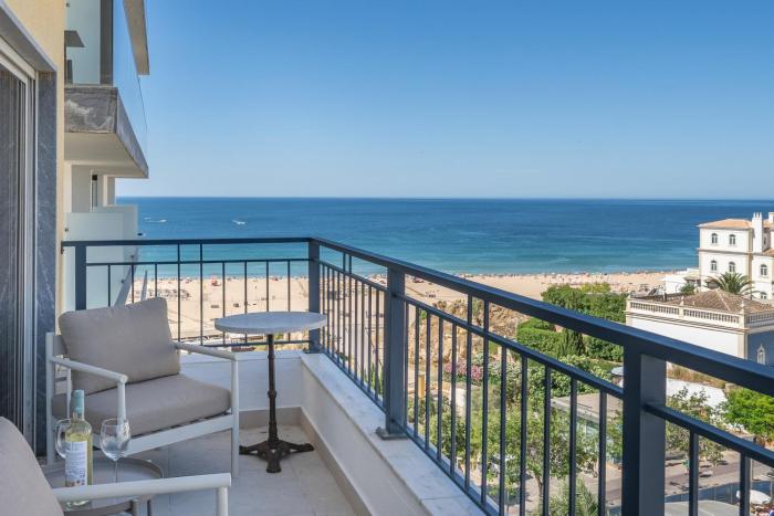 Prime located penthouse w seaview