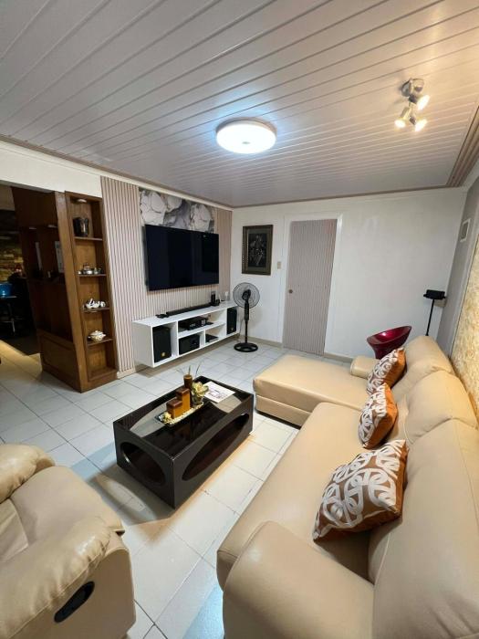 Lykas Deluxe Xevera Townhouse Near Clark Airport, SM