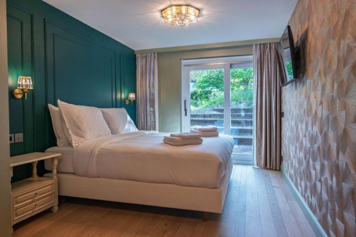 Gouden kamer met terras, duinen en bos