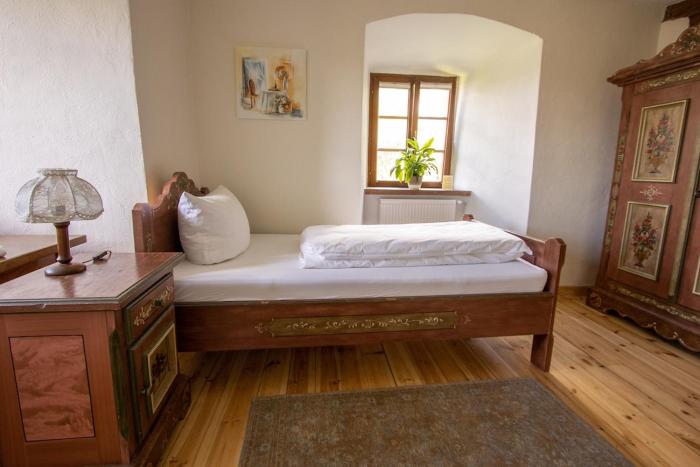 Burgzimmer 4 mit bequemem Bett - bei Heidelberg