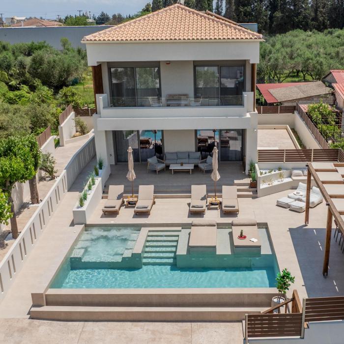 Cantouni Villa, Luxury 5BR Retreat with Heated Pool & Jacuzzi Near Town by Villa Mana Gers