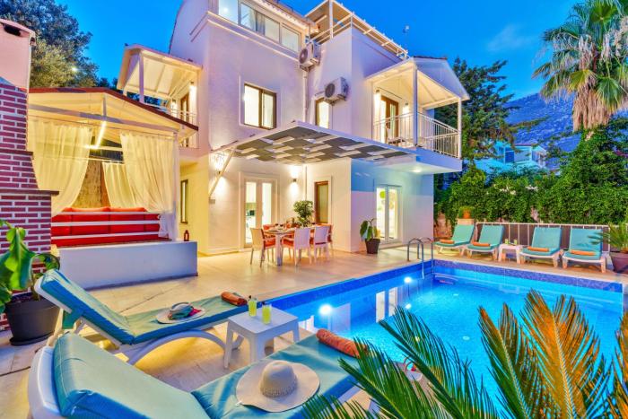 Kalkanda Deniz Manzaralı 6 Kişilik Villa