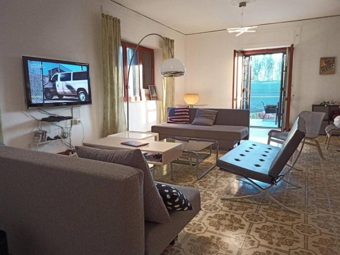 Design Villa, eco,pool, fruit garden close to sea