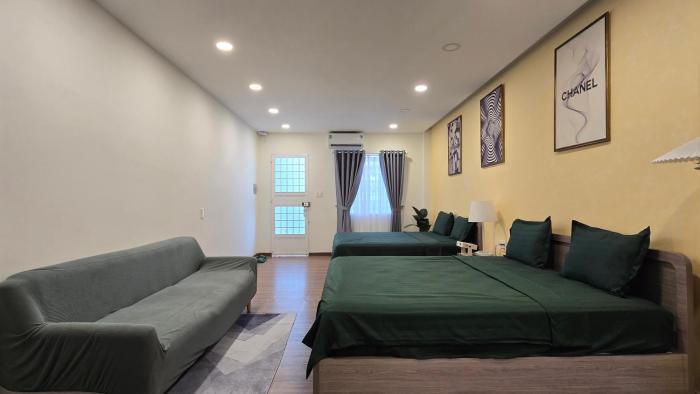 Flamingo Family Studio at De Tham st - 2 Queen Spring Mattress Beds & Spacious Room - Near Bui Vien Walking Street 200m - LGBTQ Friendly
