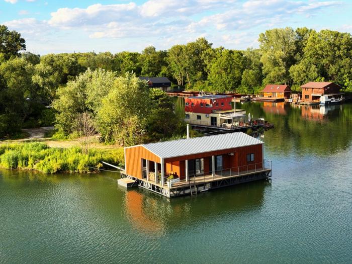 BRAND NEW, WiFi, AC, sundeck, wide view, BBQ