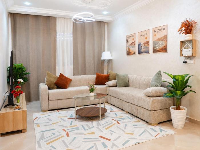 Sunny Cozy Apt - WIFI, Parking, Beach 15 min