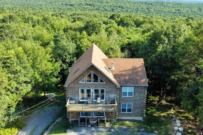 Pocono 6BR - Game Room, Hot Tub, Lake and Beach Access