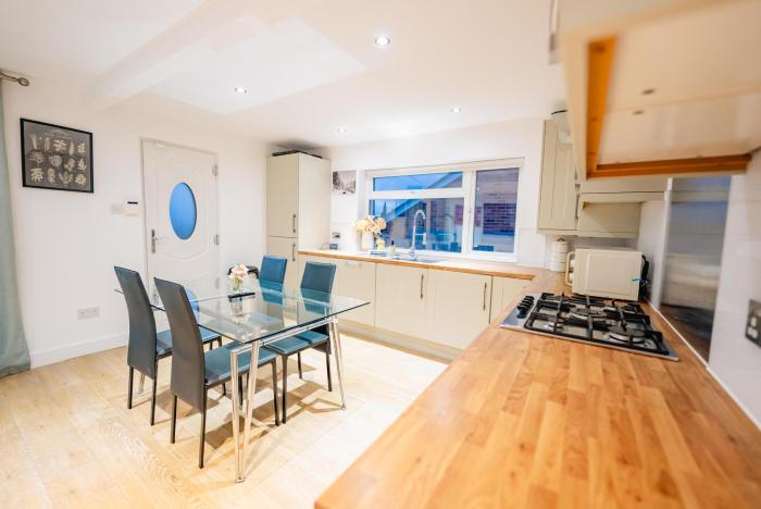 3BR Holiday-Home Bungalow with Free Parking, Large Garden & Fast WiFi