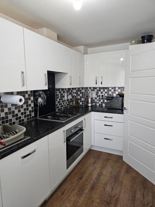 3 bed mid terraced house with 2 allocated parking spaces and recliner sofa