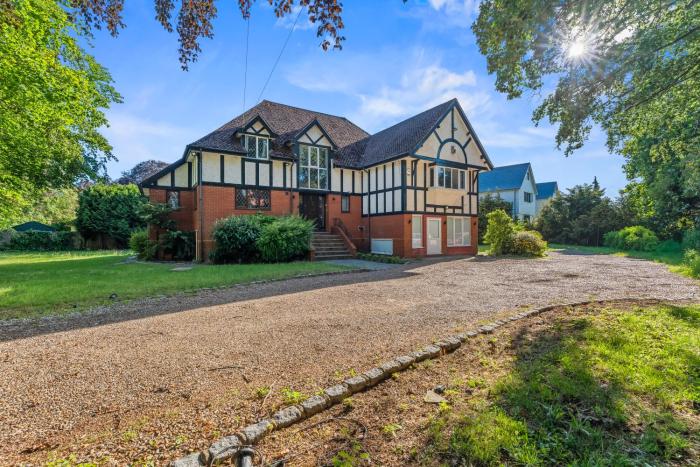 Bray - 6 Bedroom Detached Family House - Gated Parking for 6 cars, Sleeps 11, Bray, Maidenhead
