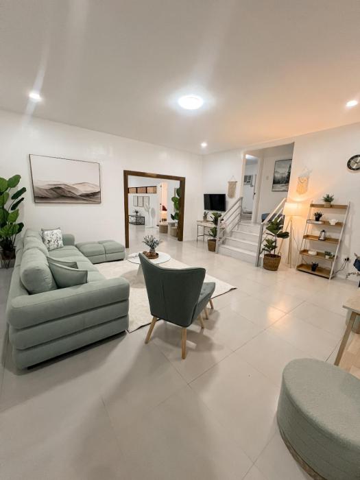Elegant Family Staycation House - Sleeps up to 30